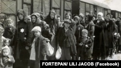 Aproximativ 130.000 de evrei transilvăneni au fost deportați în urmă cu 80 de ani în lagăre de exterminare de autoritățile maghiare. Nordul Transilvaniei fusese transferat regimului horthyst de la Budapesta în 1940. Cei mai mulți evrei deportați au ajuns la Auschwitz-Birkenau. 