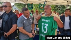 Бойко Борисов на откриването на футболен турнир във врачанското село Лиляче, посветен на свързания с групировката ВИС-2 "врачански спортен деятел и бизнесмен Иван Петков - Гуньо". 