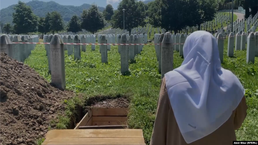 Mujić egyik rokona a sírnál.&nbsp;Radovan Karadžić boszniai szerb háborús politikai vezetőt és katonai parancsnokát, Ratko Mladićot a mai napig sokan&nbsp;nemzeti hősként ünneplik.&nbsp;Milorad Dodik boszniai szerb vezető korábban kitalációnak nevezte a népirtást. Azt kifogásolja az ENSZ-határozatban, hogy az egész szerb nemzetet bélyegzi meg