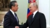 Presidenti rus, Vladimir Putin, dhe kryediplomati kinez, Wang Yi, gjatë një takimi në Moskë më 22 shkurt.