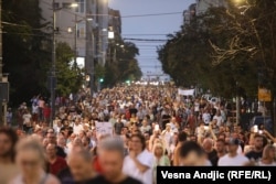 Serbia Împotriva Violenței a organizat proteste la care au participat zeci de mii de oameni, toată vara. Belgrad, 19 august.