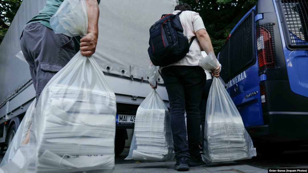 Coadă la predarea buletinelor de vot către biroul electoral al Sectorului 1. 