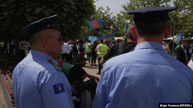 Policia duke u kujdesur për rendin gjatë protestës në Graçanicë.