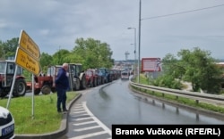 Nezadovoljni poljoprirednici iz centralne Srbije i danas blokiraju Ibarsku magistralu, dok se njihove kolege iz Šumadije pripremaju za vožnju do Beograda.