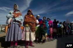زنان مکزیکی در انتظار دریافت کمک‌های غذایی و پزشکی