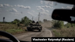 Українські військовослужбовці їдуть на танку біля села Роботине, Запорізька область, 25 серпня 2023 року