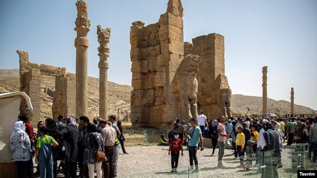 بازدید گردشگران از تخت‌جمشید در شیراز