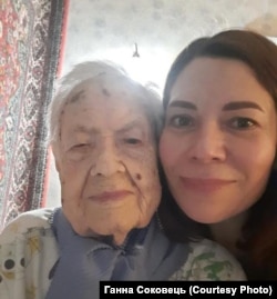 Ганна Соковець з онукою на своє 102-річчя