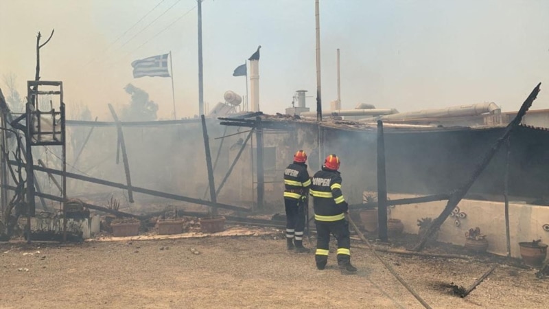 В Греции эвакуируют жителей и туристов из-за лесных пожаров