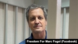 Марк Фогел, учител во сега затвореното англо-американско училиште во Москва, беше уапсен бидејќи во багажот имал, како што рече, медицински препишана марихуана.