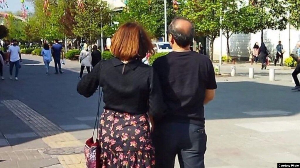 شمار بسیاری از زنان با حضور بدون حجاب اجباری در اماکن عمومی همچنان با آن به‌شکل مدنی مخالفت می‌کنند؛ رشت، فرودین ۱۴۰۲