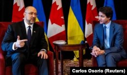 Прем’єр-міністр України Денис Шмигаль (ліворуч) і прем’єр-міністр Канади Джастін Трюдо. Торонто, 11 квітня 2023 року