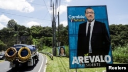 Bilbordi predsjedničkih kandidata, Bernarda Arevala i Sandre Tores, Gvatemala Siti, 19. avgust 2023.
