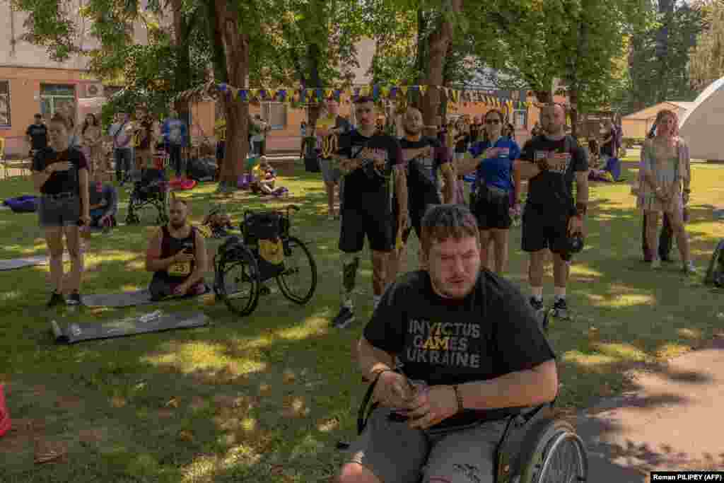 Ukrajinski aktivni vojnici i veterani pevaju himnu tokom kvalifikacionog takmičenja za pridruživanje ukrajinskoj reprezentaciji za Invictus Games (Igre nepobedivih) 2025. u Kijevu. Na toj međunarodnoj multisportskoj manifestaciji koju je osnovao princ Hari, vojvoda od Saseksa, učestvuju ranjeni, povređeni i bolesni vojnici.