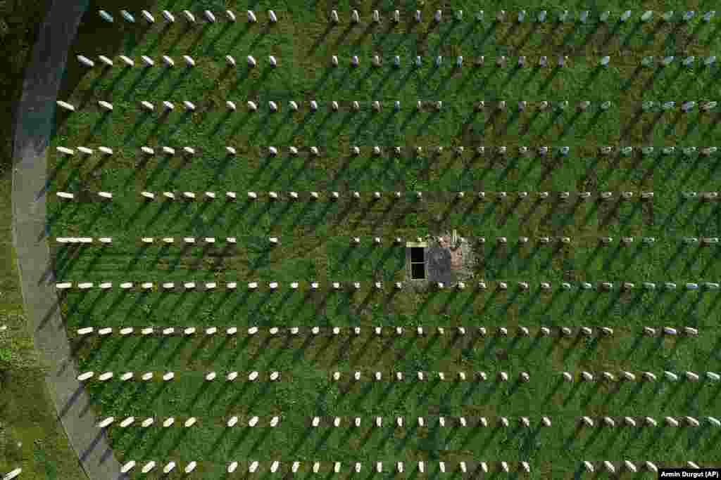 1995 júliusában a kelet-boszniai Srebrenica városában,&nbsp;egy ENSZ által védett biztonságos területen nyolcezer-hétszáz bosnyák fiút és férfit öltek meg a boszniai szerb csapatok. Az elkövetők ezután sietve kialakított tömegsírokba szántották áldozataik holttestét &ndash; amelyeket később buldózerekkel ástak ki &ndash;, a maradványokat más temetkezési helyeken szórták szét, hogy elrejtsék háborús bűneik bizonyítékait
