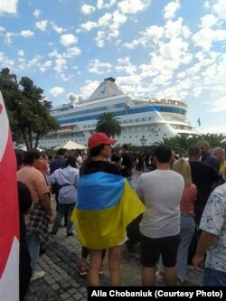 Українка під час акції протесту проти лайнера з росіянами у порту Батумі