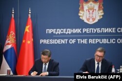 Presidenti kinez, Xi Jinping (majtas) dhe ai serb, Aleksandar Vuçiq (djathtas) nënshkruajnë dokumente dypalëshe gjatë një takimi në Beograd, më 8 maj 2024.