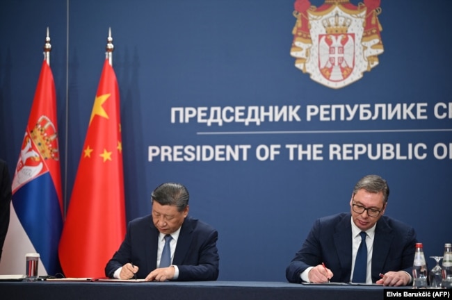 Presidenti kinez, Xi Jinping (majtas) dhe ai serb, Aleksandar Vuçiq (djathtas) nënshkruajnë dokumente dypalëshe gjatë një takimi në Beograd, më 8 maj 2024.