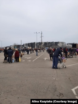 Гуманітарку роздавала «Єдина Росія» на місці великої стоянки біля «Метро» на виїзді з міста