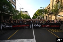 Predstavnici opozicije sa transparentom "Srbija protiv nasilja" predvode kolonu koja je u šetnju krenula od zgrade Skupštine Srbije, Beograd, 8. maj 2023.