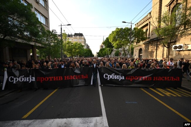 Predstavnici opozicije sa transparentom "Srbija protiv nasilja" predvode kolonu koja je u šetnju krenula od zgrade Skupštine Srbije, Beograd, 8. maj 2023.