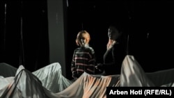 Renea Begoli i Ljuiza Tači, dve umetnice koje su kreirale izložbu "Reci da me podseti, da ne zaboravimo" u Prištini, gde se otkrivaju priče o iskustvima majki tokom rata na Kosovu. Foto: Arben Hoti 18. decembar 2023.