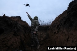 Оператор дрону з позивним «Привид» з 58-ї мотострілецької бригади ЗСУ випробовує дрон на передовій поблизу Бахмуту. Листопад 2022 року