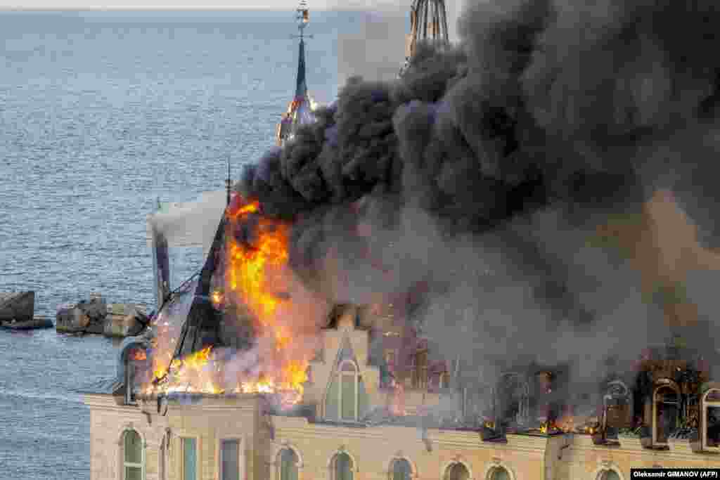 Fotografija snimljena 29. aprila 2024. godine u Odesi prikazuje zapaljenu zgradu oštećenu kao rezultat raketnog napada, usred ruske invazije na Ukrajinu.&nbsp;