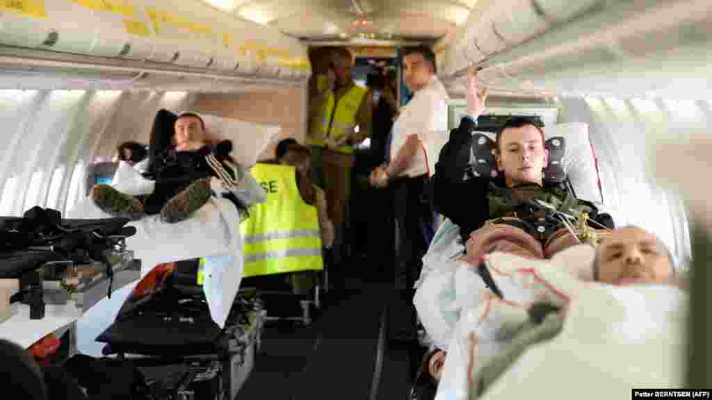 Модифицираният самолет &quot;Боинг&quot; разполага с 20 болнични легла, монитори, вентилатори, оборудване за кръвопреливане и безброй флакони с антибиотици.
