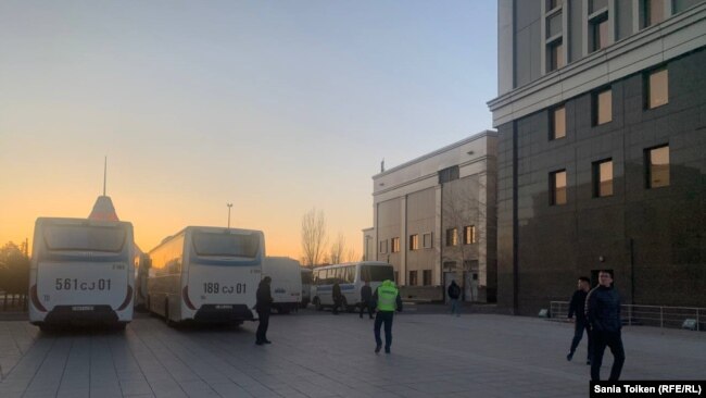 Полицейские автобусы возле Дома министерств. Астана, 10 апреля 2023 года