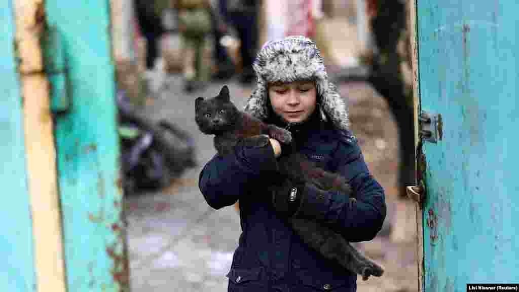Dječak nosi svoju mačku za vrijeme evakuacije dok se ruska invazija na Ukrajinu nastavlja, u Siversku u istočnoj oblasti Donjecka.