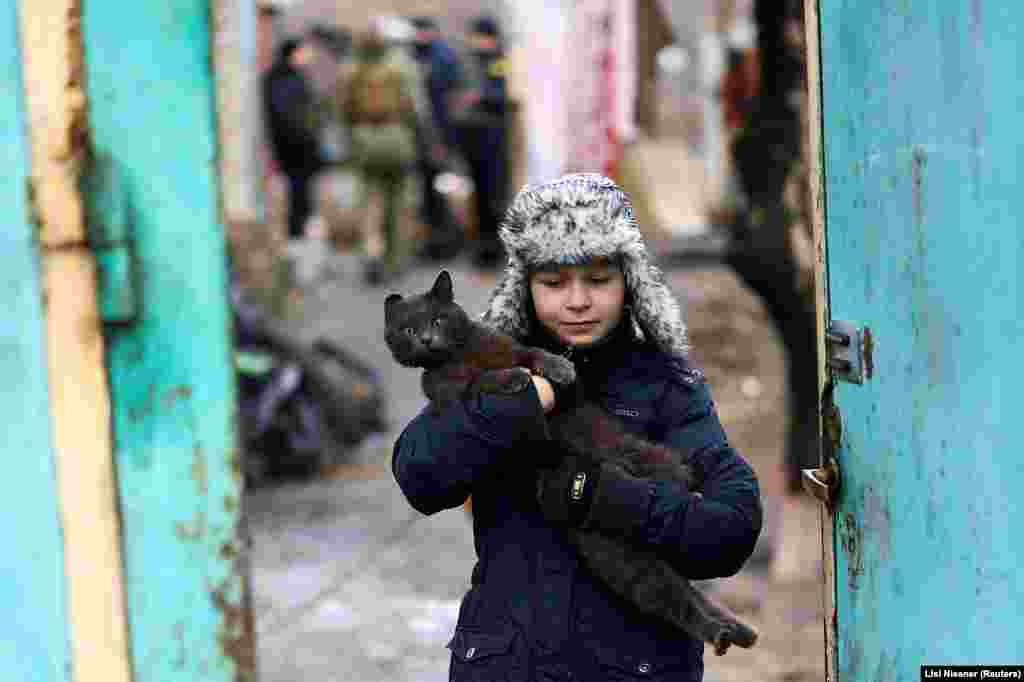 A boy carries his cat while being evacuated as Russia&rsquo;s invasion of Ukraine continues, in Siversk in the eastern Donetsk region.