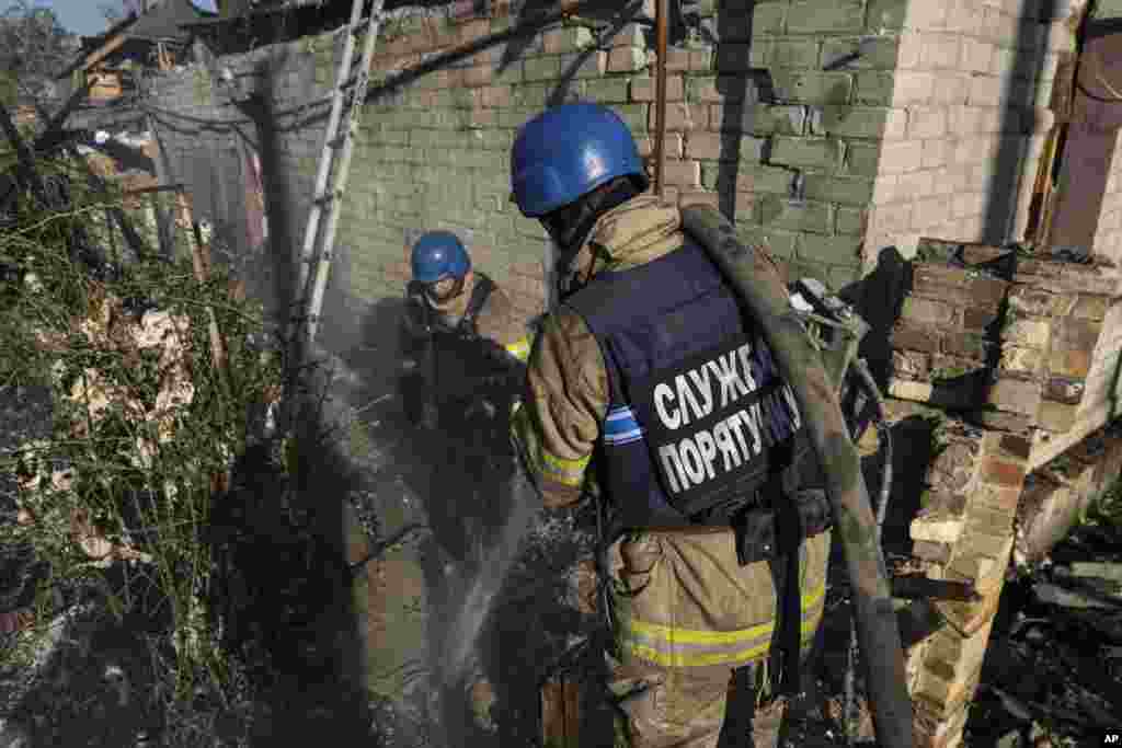 Пожежники гасять пожежу після російського ракетного обстрілу Костянтинівки, Донецька область, 27 вересня 2023 року
