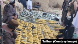 مقام های محلی ولایت زابل این تصویر را به رسانه ها فرستاده و ادعا کرده که از قاچاق مقدار زیاد سلاح و مهمات به پاکستان جلوگیری شده است.