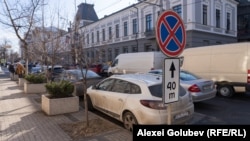 Mașini parcate pe strada Columna, în centrul Chișinăului