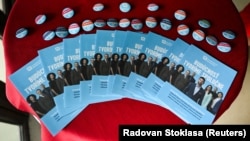 Значки та агітаційні листівки партії «Прогресивна Словаччина» під час виборчої кампанії напередодні парламентських виборів. Тренчин, Словаччина, 7 вересня 2023 року