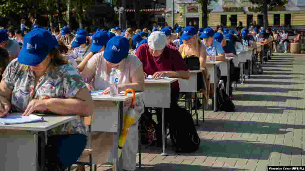 La evenimentul în aer liber gândit de autorități pentru a celebra limba română și a promova integrarea europeană au participat câteva sute de oameni.