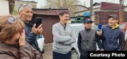 Думана Мухаметкарима (в центре) встречают после выхода из ИВС в Алматинской области. 15 апреля 2023 года. Фото Токмолды Кусаинова