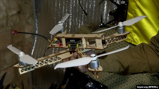 Дерев'яний FPV-дрон, який волонтери віддали на тестування бійцям 118-ї ОМБР