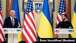 Президент США Джо Байден (слева) и президент Украины Владимир Зеленский на пресс-конференции в Киеве, 20 февраля 2023 года