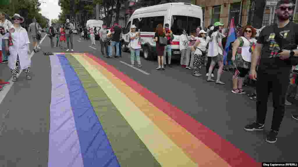 Manifestanții au purtat un imens steag-curcubeu.