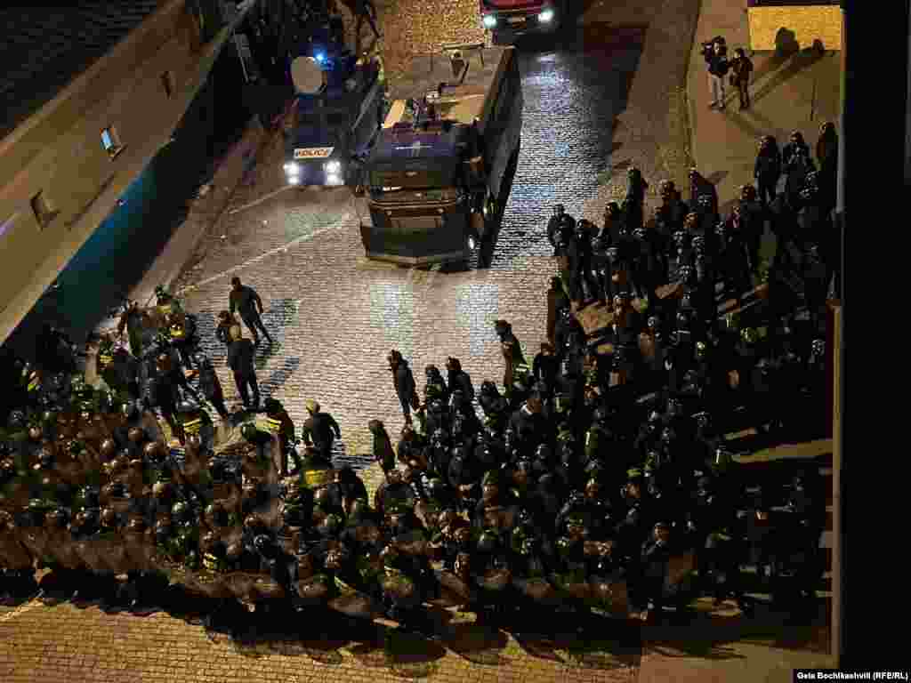 Біля парламенту Грузії у Тбілісі поліція та транспортні засоби. Повідомляється, що протести продовжаться 8 березня