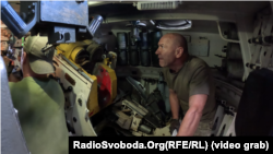 Військовослужбовець 36-ї ОБрМП з позивним «Моряк» в кабіні САУ «Гвоздика»