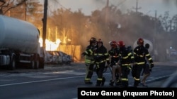 Пожарникари изнасят пострадал при пожара на бензиностанция в Букурещ.