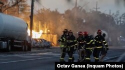 Vatrogasci na mestu eksplozija na benzinskoj pumpi u predgrađu Bukurešta, 26. avgust 2023.