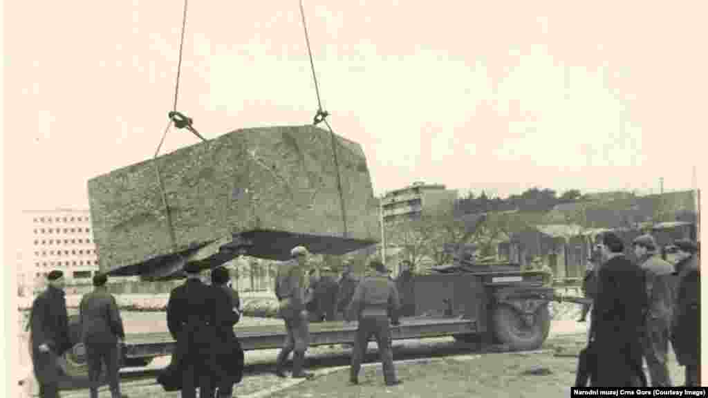 Od oko 50 tona jablaničkog granita, Andrija Krstulović, učenik Ivana Meštrovića, napravio je skulpture Njegoša i dvije karijatide, figure crnogorskih žena.&nbsp; Fotografija dopremanja granita u splitsku luku.