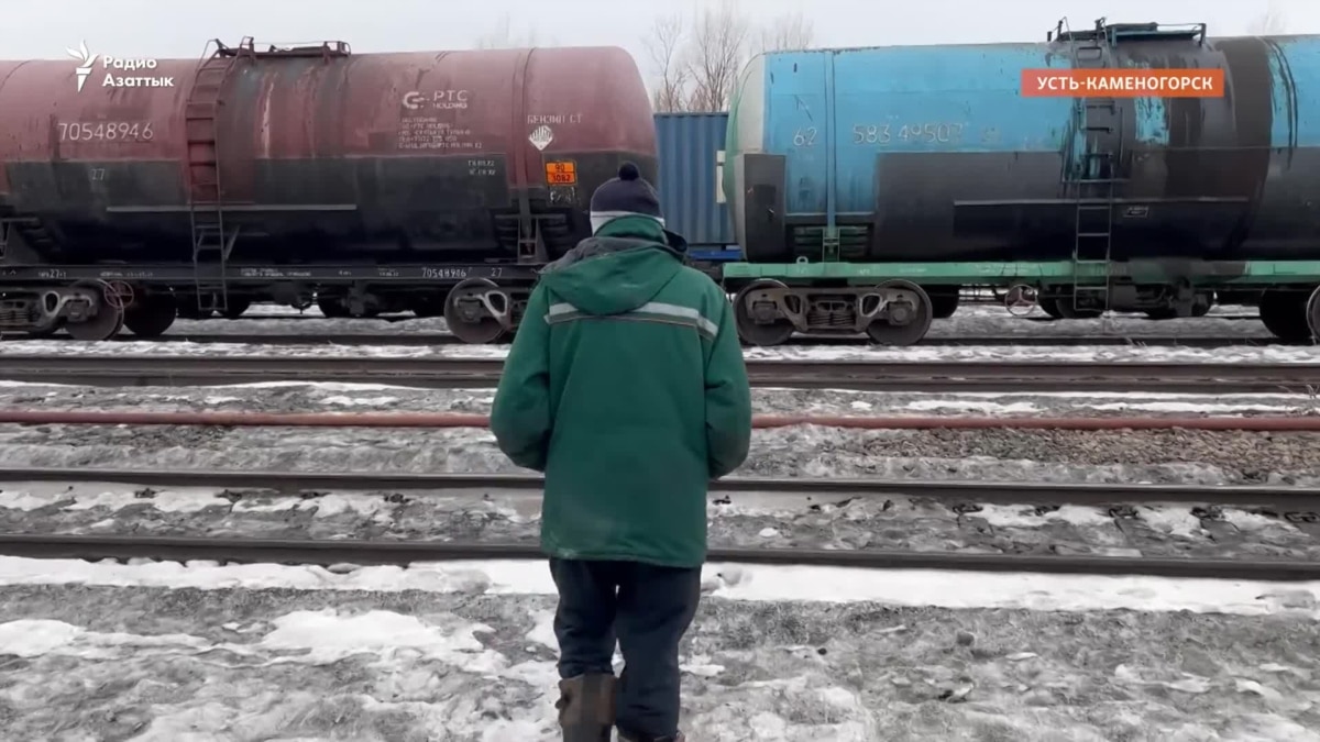 За хлебом — ползком под поездами. Жилой массив в Усть-Каменогорске  существует в окружении железных дорог