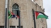 نصب پرچم آفریقای جنوبی در کنار پرچم فلسطینیان در کرانه باختری پس از شکایت این کشور از اسرائیل به دیوان لاهه به اتهام «نسل‌کشی» فلسطینیان