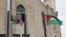 نصب پرچم آفریقای جنوبی در کنار پرچم فلسطینیان در کرانه باختری پس از شکایت این کشور از اسرائیل به دیوان لاهه به اتهام «نسل‌کشی» فلسطینیان