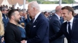Президенти України, США та Франції – Зеленський, Байден і Макрон – під час церемонції до 80-річчя висадки у Нормандії союзників антигітлерівської коаліції. Франція, 6 червня 2024 року